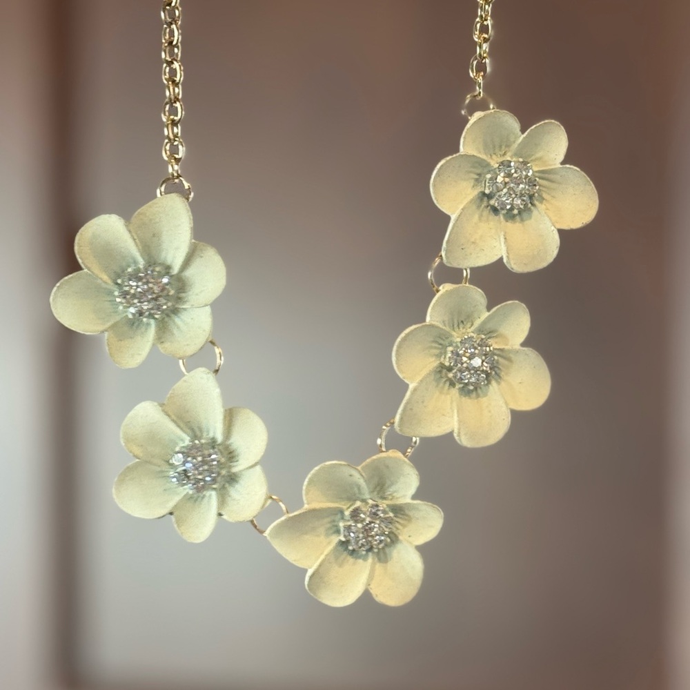 Elegant Vintage Floral Necklace in Gold and Silver
